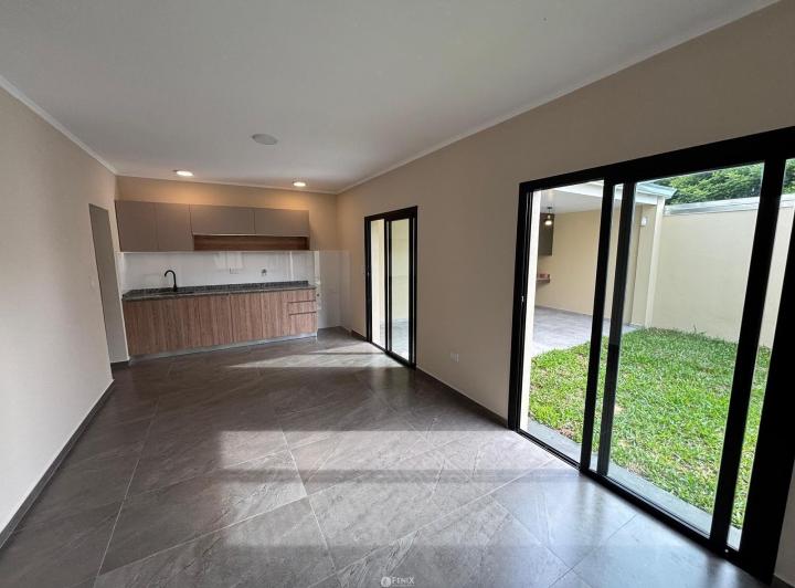 Casa · 300m² · 5 Ambientes · 2 Cocheras