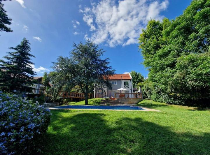 Casa · 349m² · 6 Ambientes · 2 Cocheras