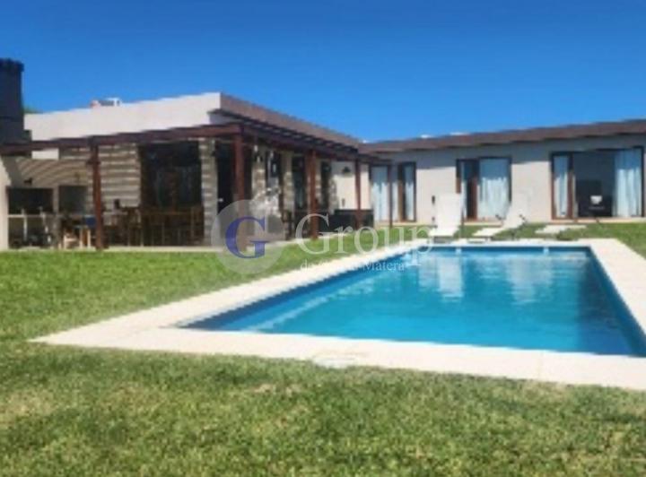 Casa · 210m² · 8 Ambientes · 2 Cocheras