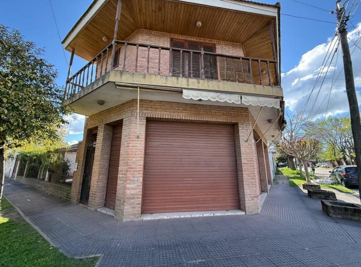 Casa · 223m² · 5 Ambientes · 2 Cocheras