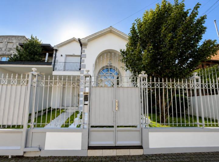 Casa · 230m² · 5 Ambientes · 2 Cocheras