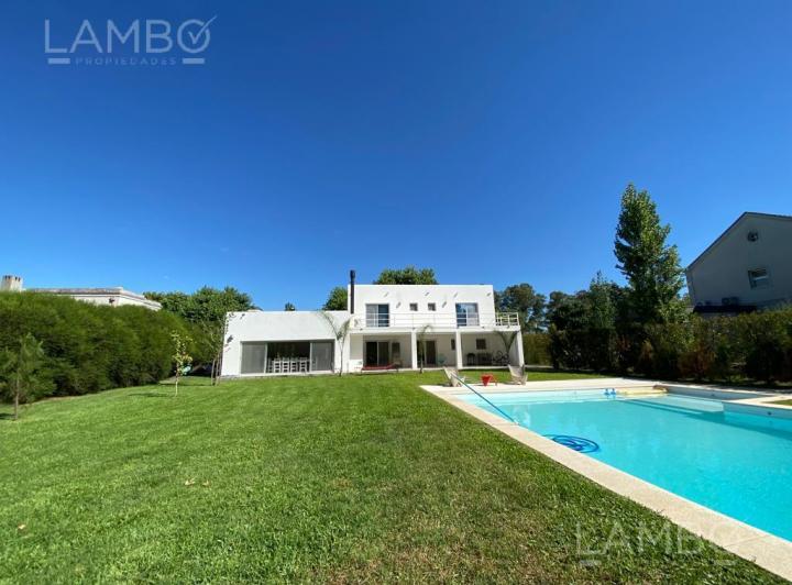 Casa · 315m² · 4 Ambientes · 6 Cocheras