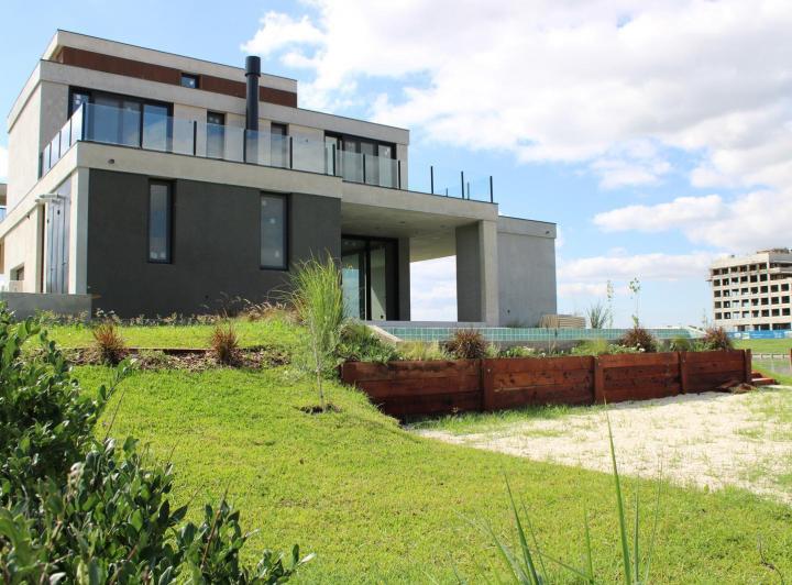 Casa · 346m² · 6 Ambientes · 3 Cocheras