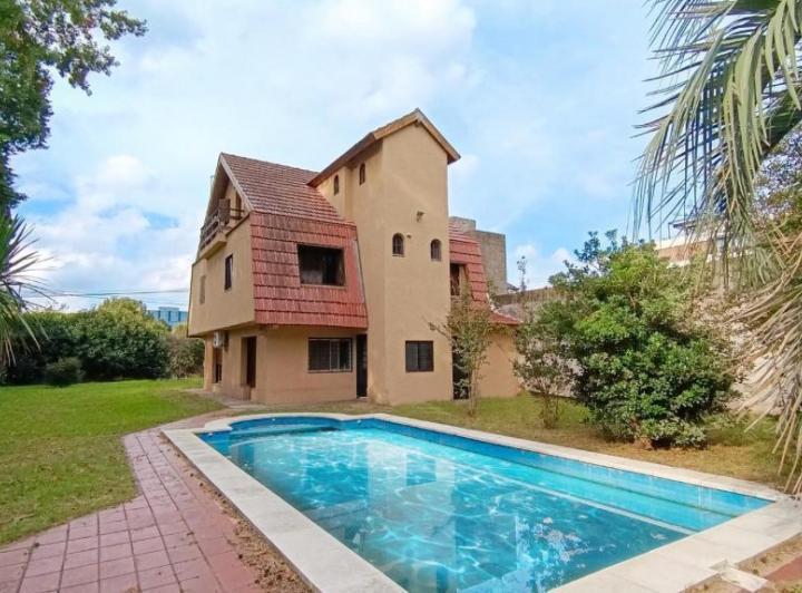 Casa · 240m² · 6 Ambientes · 3 Cocheras