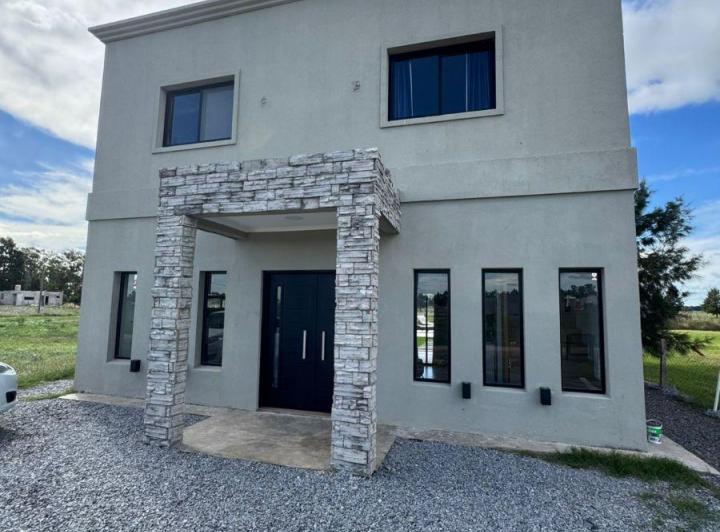 Casa · 140m² · 4 Ambientes · 3 Cocheras