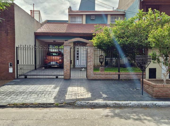 Casa · 250m² · 6 Ambientes · 3 Cocheras