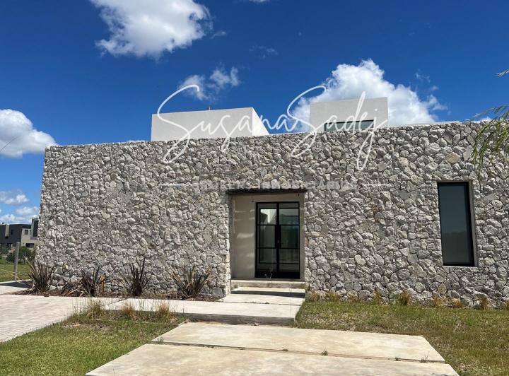 Casa · 233m² · 4 Ambientes · 1 Cochera