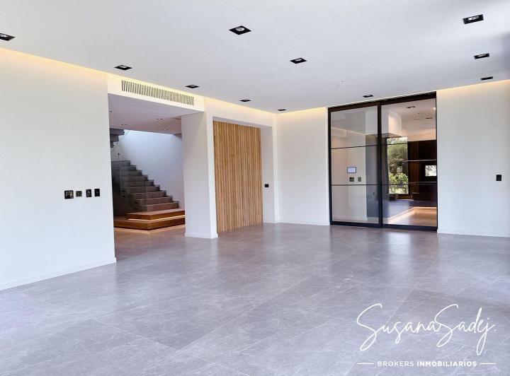 Casa · 411m² · 8 Ambientes · 2 Cocheras