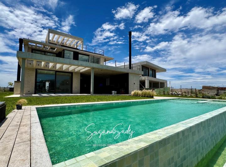 Casa · 429m² · 7 Ambientes · 2 Cocheras