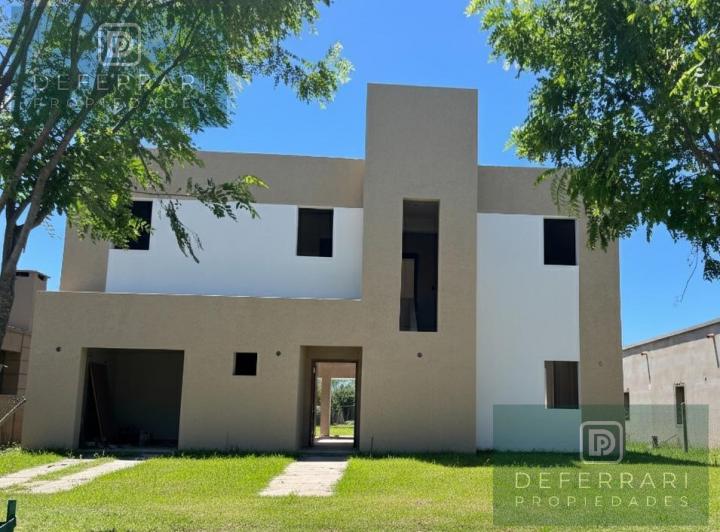 Casa · 146m² · 4 Ambientes · 2 Cocheras