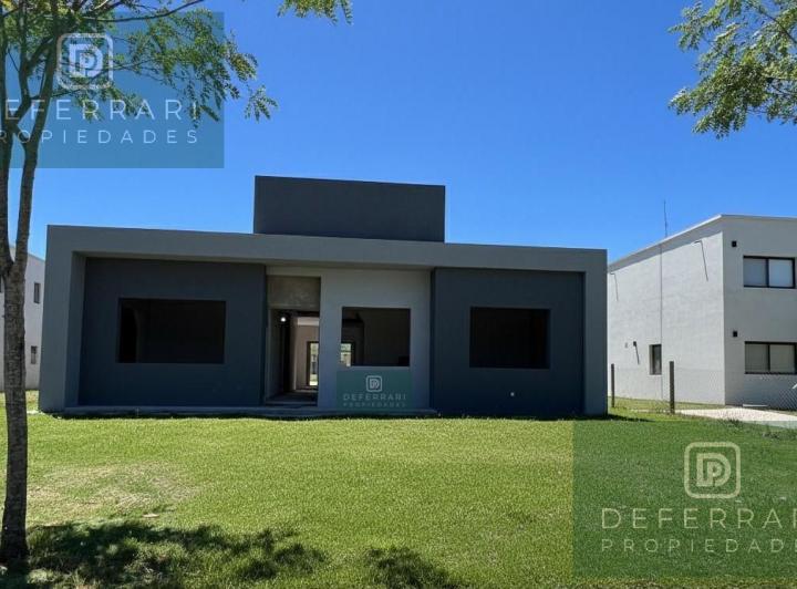 Casa · 140m² · 4 Ambientes · 2 Cocheras