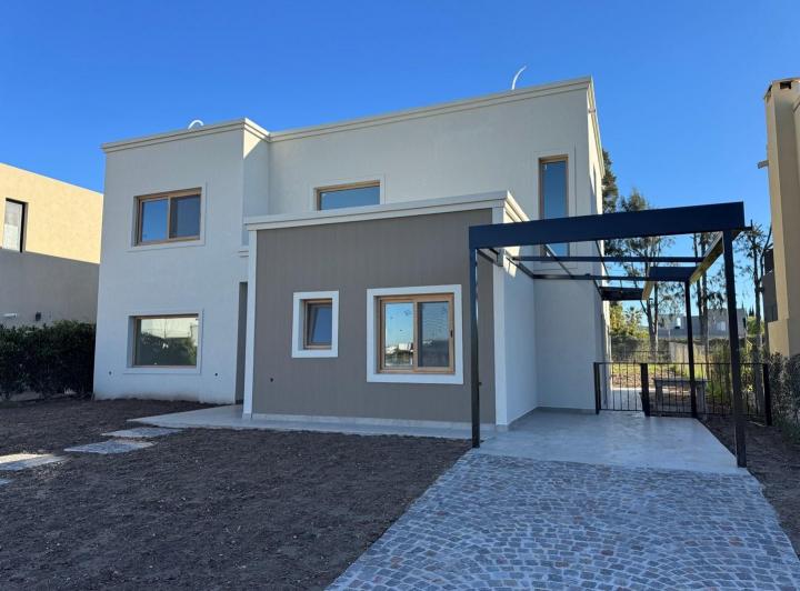 Casa · 180m² · 4 Ambientes · 1 Cochera