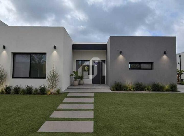 Casa · 107m² · 4 Ambientes · 3 Cocheras