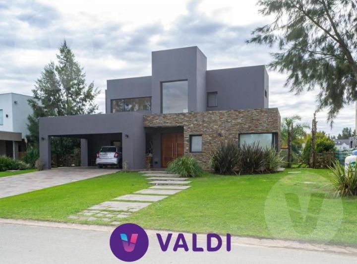 Casa · 252m² · 5 Ambientes · 2 Cocheras