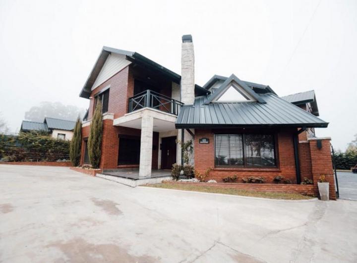 Casa · 450m² · 5 Ambientes · 2 Cocheras