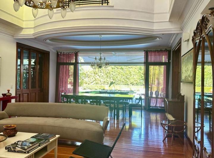 Casa · 880m² · 6 Ambientes · 2 Cocheras