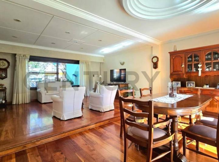 Casa · 242m² · 6 Ambientes · 1 Cochera