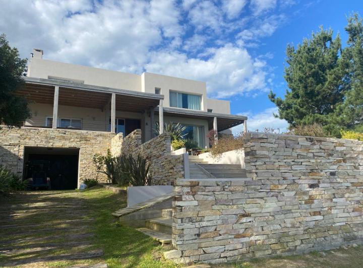 Casa · 330m² · 8 Ambientes · 2 Cocheras