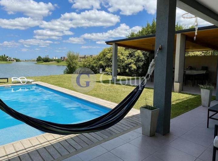 Casa · 340m² · 5 Ambientes · 1 Cochera