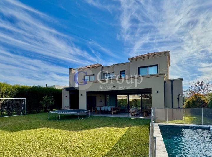 Casa · 286m² · 6 Ambientes · 1 Cochera