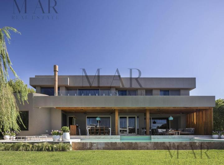 Casa · 500m² · 9 Ambientes · 2 Cocheras
