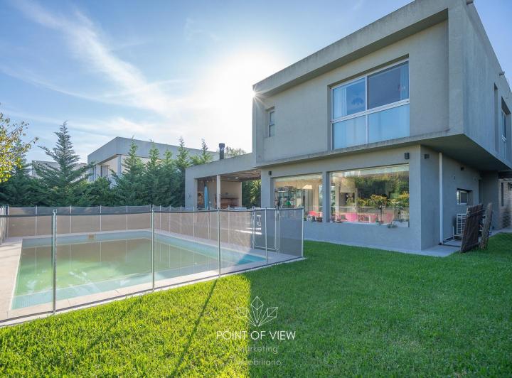 Casa · 712m² · 5 Ambientes · 2 Cocheras