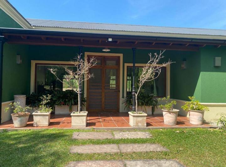 Casa · 316m² · 6 Ambientes · 4 Cocheras