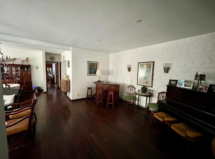 Casa · 223m² · 6 Ambientes · 3 Cocheras
