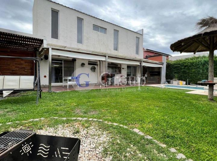 Casa · 240m² · 8 Ambientes · 3 Cocheras