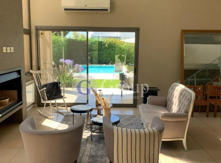 Casa · 270m² · 7 Ambientes · 1 Cochera