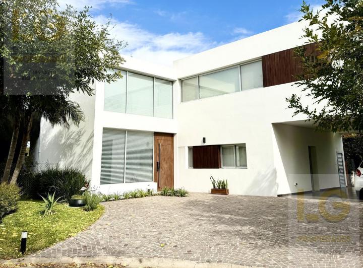 Casa · 297m² · 5 Ambientes · 5 Cocheras