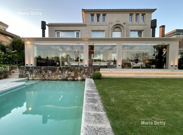 Casa · 496m² · 6 Ambientes · 2 Cocheras