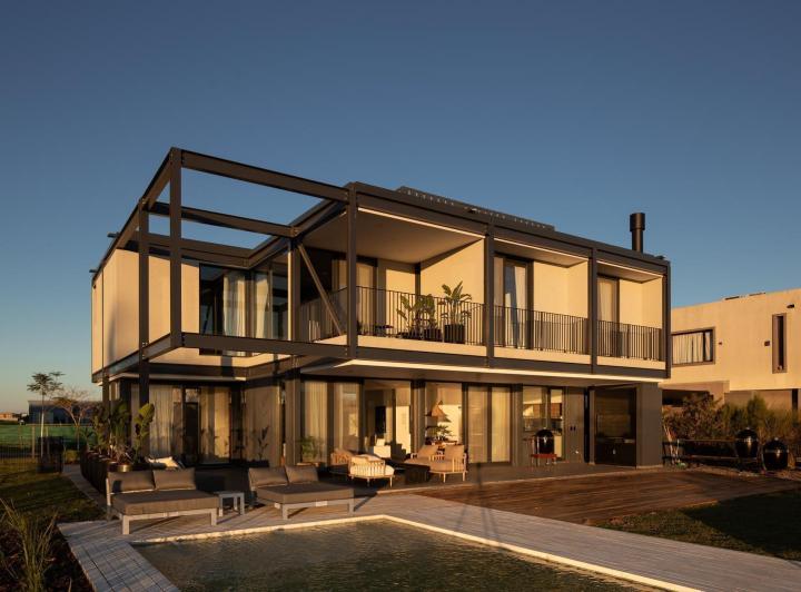 Casa · 314m² · 6 Ambientes · 2 Cocheras