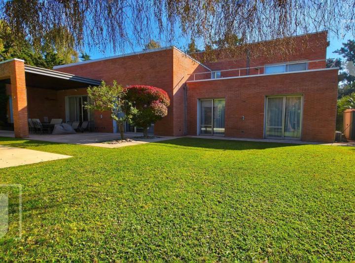 Casa · 375m² · 8 Ambientes