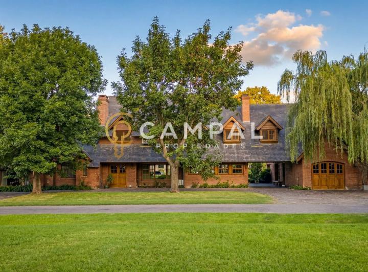 Casa · 720m² · 5 Ambientes · 2 Cocheras