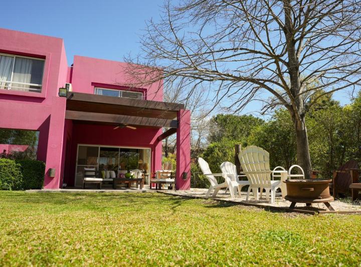 Casa · 230m² · 6 Ambientes · 4 Cocheras