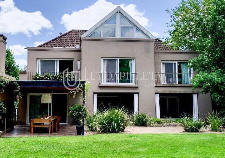 Casa · 411m² · 6 Ambientes · 1 Cochera