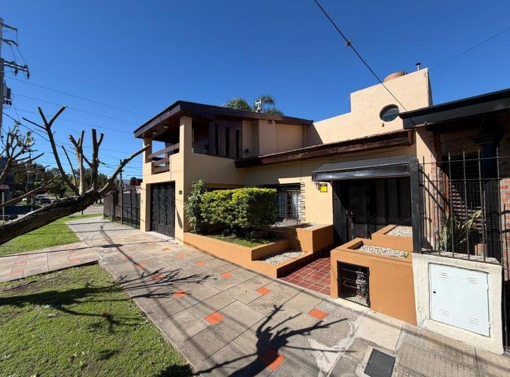 Casa · 165m² · 4 Ambientes · 2 Cocheras