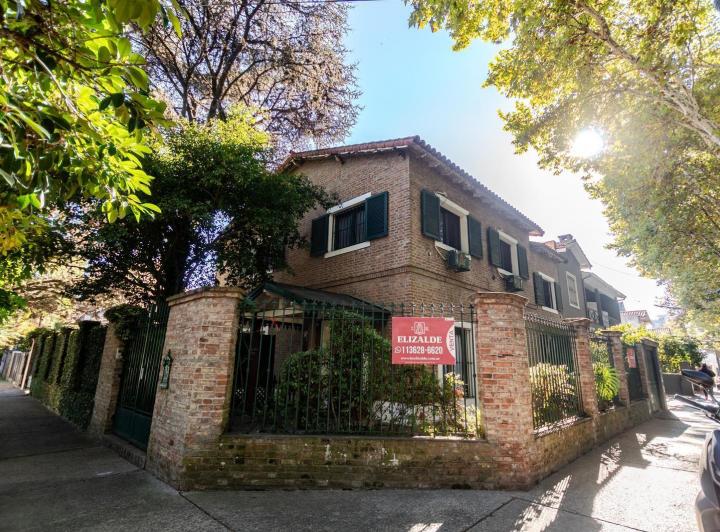 Casa · 260m² · 6 Ambientes · 3 Cocheras
