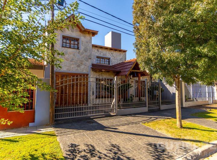 Casa · 200m² · 5 Ambientes · 2 Cocheras
