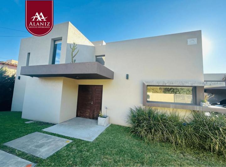 Casa · 226m² · 6 Ambientes · 2 Cocheras