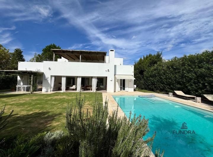 Casa · 453m² · 10 Ambientes · 2 Cocheras