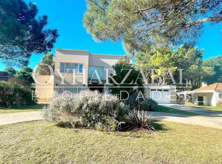 Casa · 290m² · 6 Ambientes · 2 Cocheras