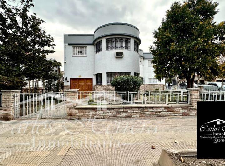 Casa · 334m² · 10 Ambientes · 3 Cocheras
