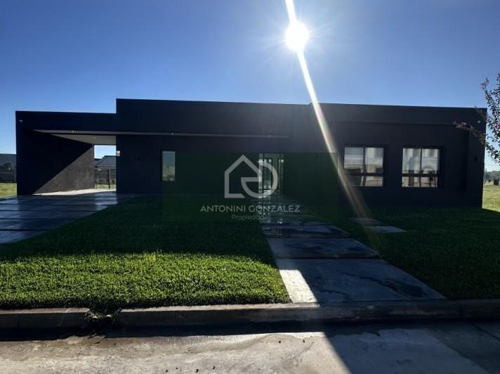 Casa · 200m² · 4 Ambientes · 3 Cocheras