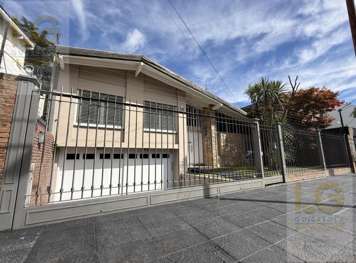 Casa · 247m² · 5 Ambientes · 4 Cocheras