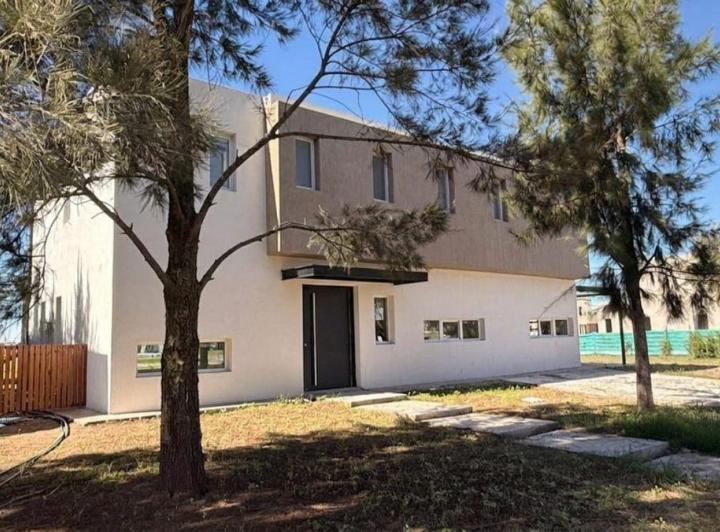Casa · 195m² · 6 Ambientes · 2 Cocheras