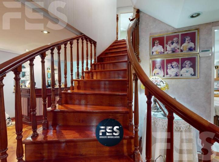 Casa · 340m² · 6 Ambientes · 3 Cocheras