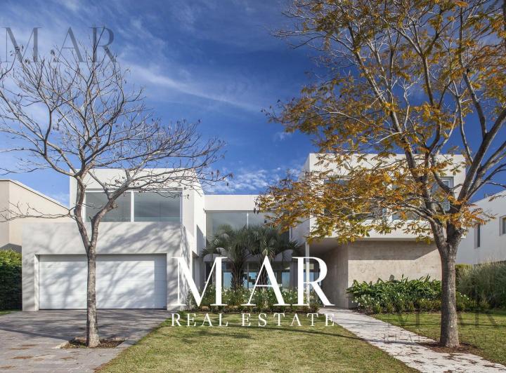 Casa · 538m² · 6 Ambientes · 2 Cocheras