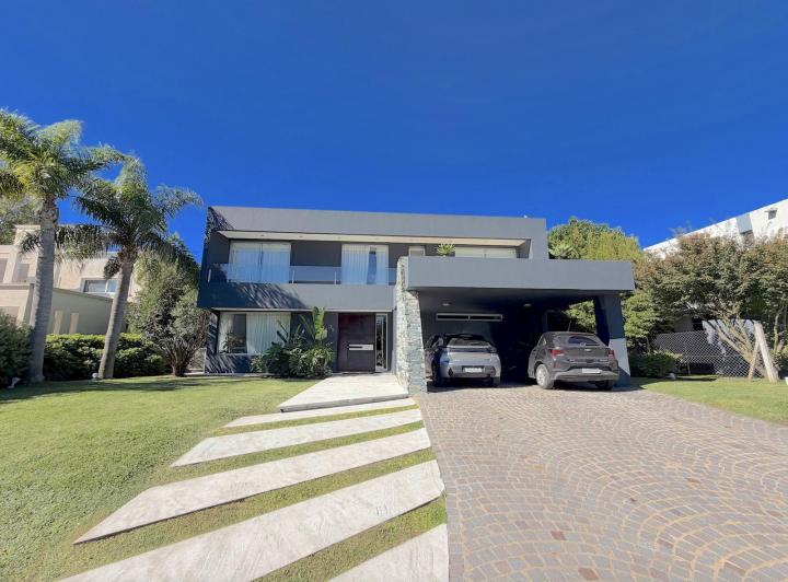 Casa · 340m² · 6 Ambientes · 4 Cocheras